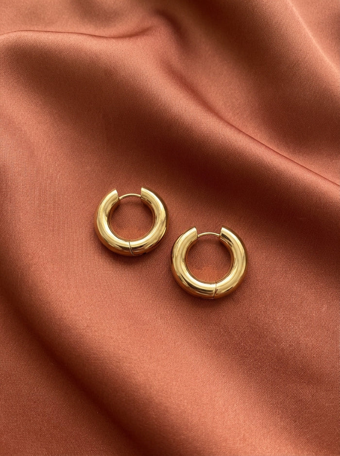 Boucles d'oreilles Kim | Créoles Dorées Minimalistes – Parisienne Chic