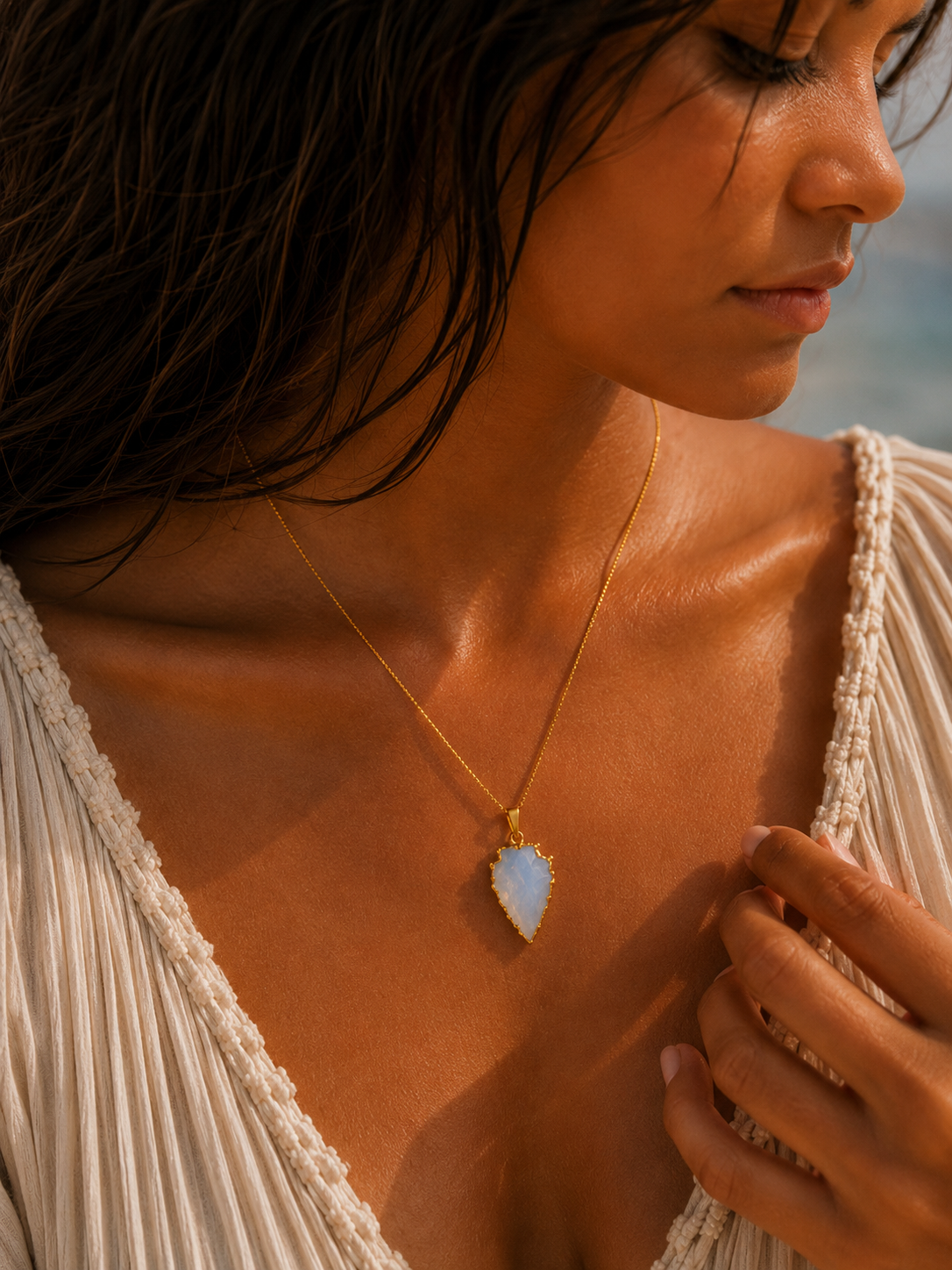 Collier ARAWAK Aquatique | Pendentif Flèche Pierre Irisée Océan & Or 24k – Univers Aquatique