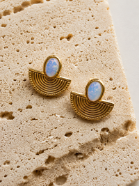 Boucles d'Oreilles Mahina | Pierre d'Opale & Demi-Lune Dorée – Univers Solaire