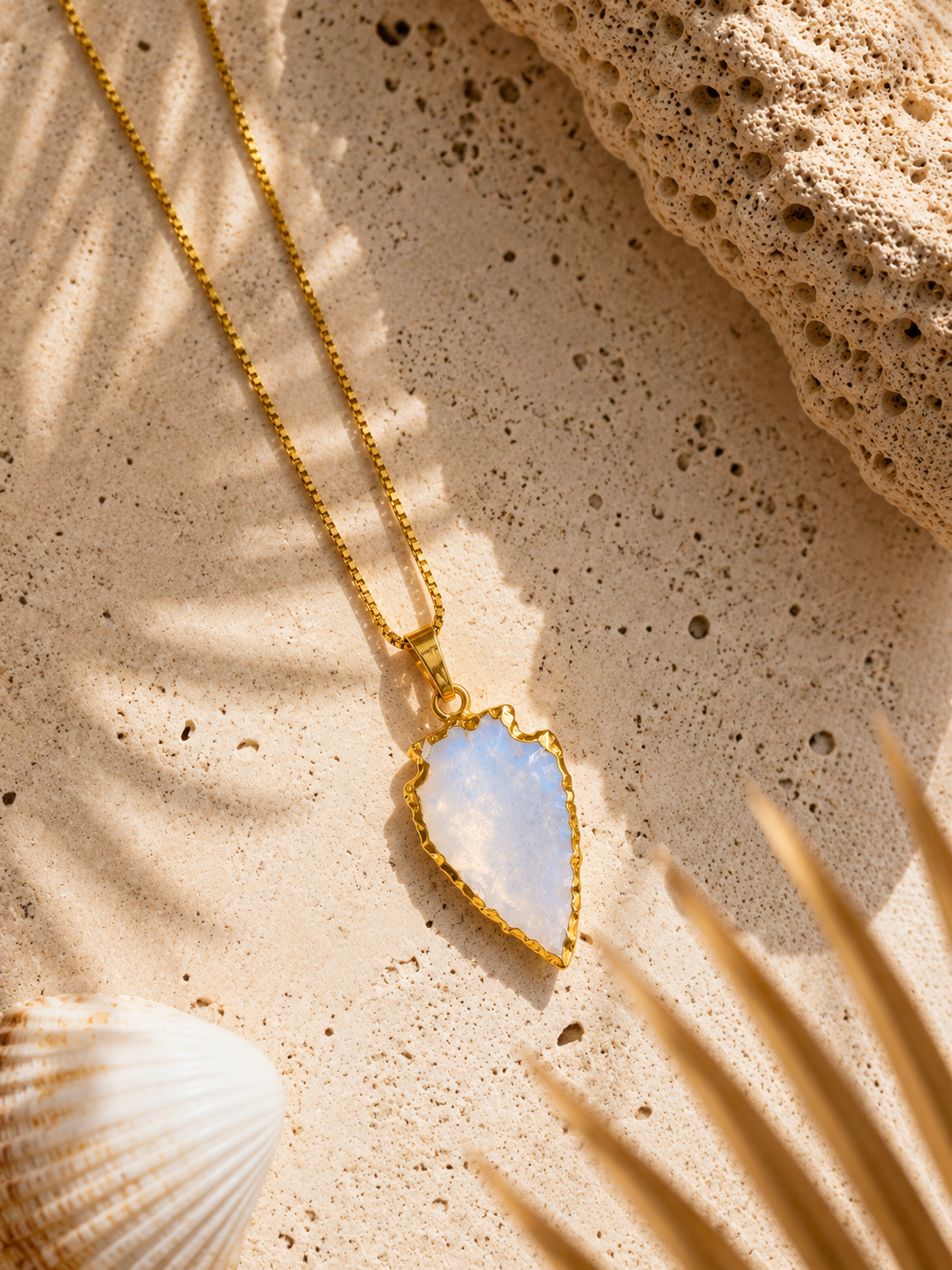 Collier ARAWAK Aquatique | Pendentif Flèche Pierre Irisée Océan & Or 24k – Univers Aquatique