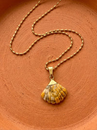 Collier CANDACE Solaire | Pendentif Éventail Pierre Sculptée – Univers Solaire