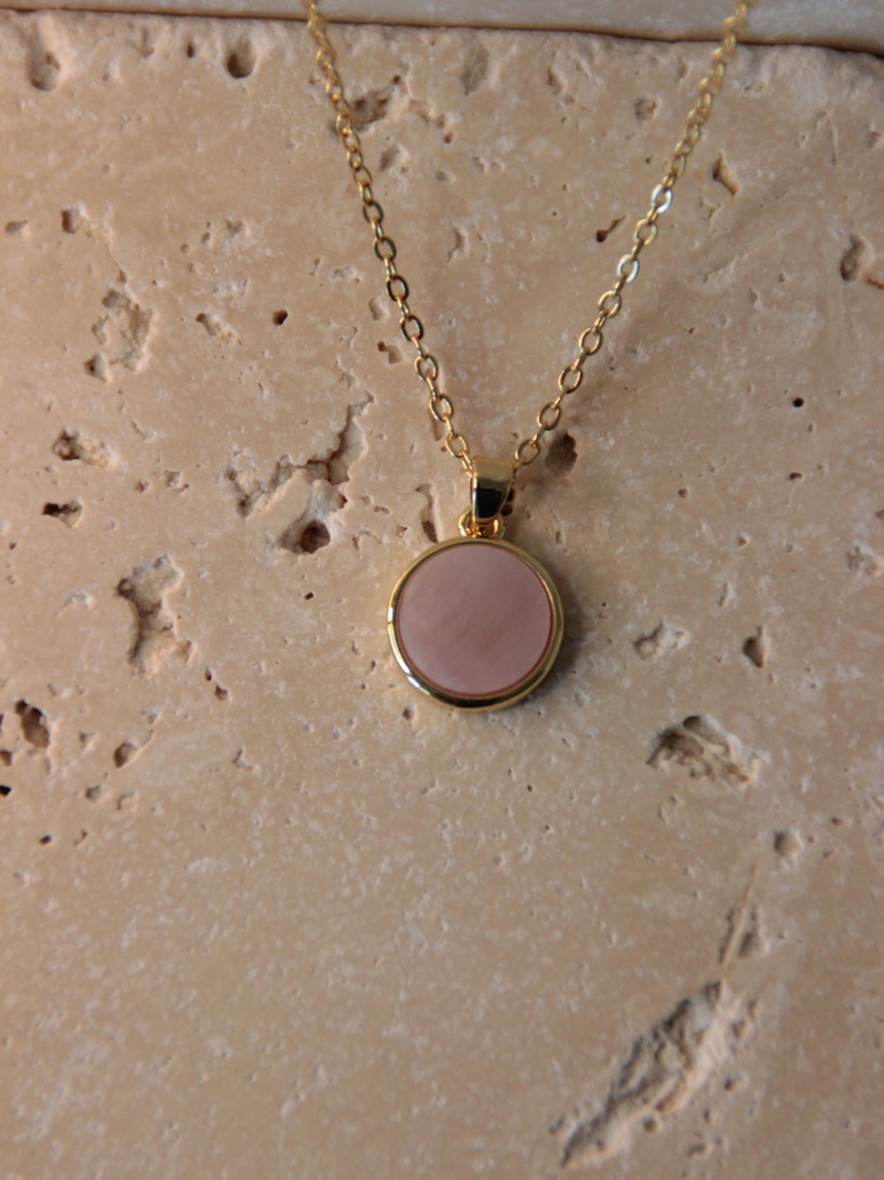 collier pendentif rond en nacre rose