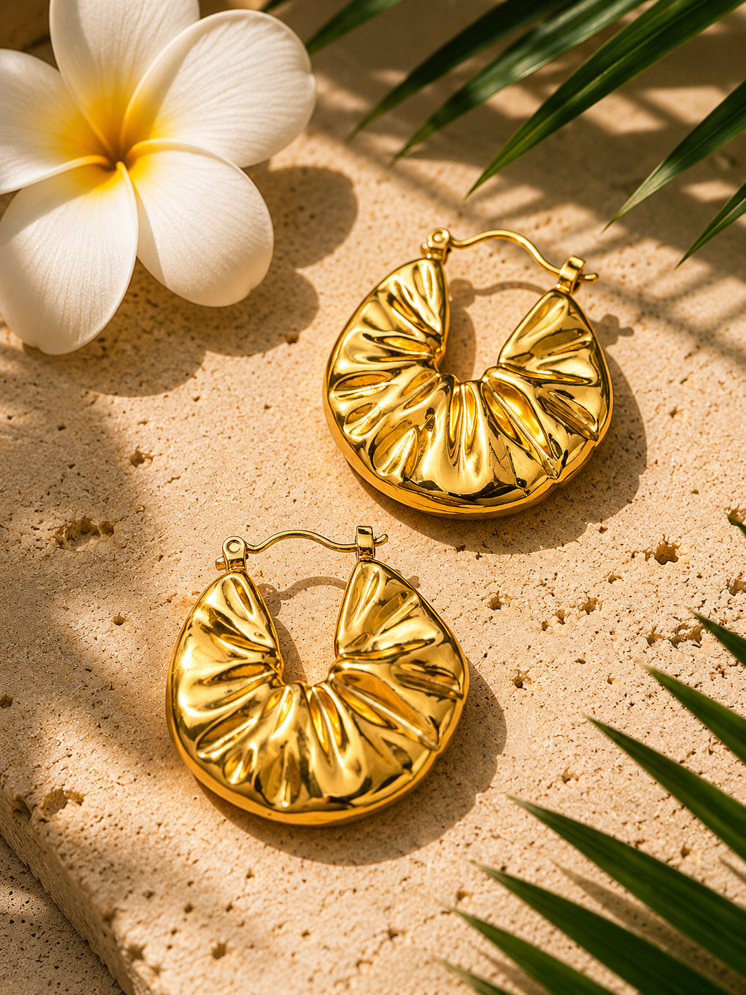 Boucles d'Oreilles Solène | Créoles Froissées Sculptées Dorées – Univers Solaire