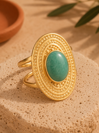 Bague PALMÉA — détail du plateau ovale concentrique doré et cabochon amazonite, portée sur la main — Bijoux Bohème La Parisienne des Îles