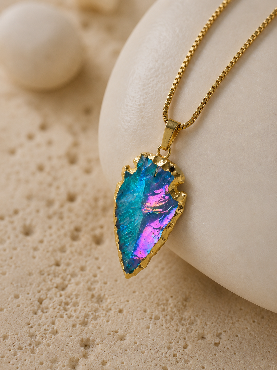 Collier ARAWAK Aquatique | Pendentif Flèche Pierre Irisée Océan & Or 24k – Univers Aquatique
