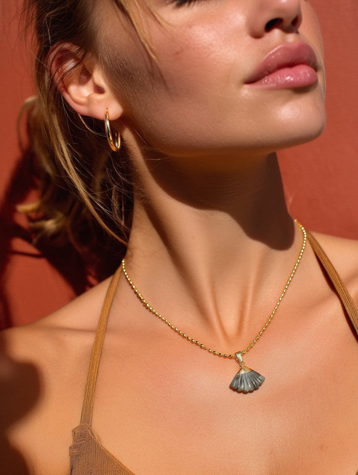 Collier CANDACE Terre | Pendentif Éventail Pierre Sculptée – Univers Terre
