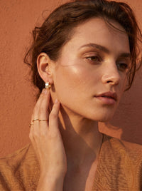 Mini Créoles Alba — Nacre & Or 24k | Univers Solaire