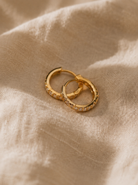 Boucles d’Oreilles CONCORDE | Mini Créoles Pavées Zircon Or 18k – Univers Parisienne Chic