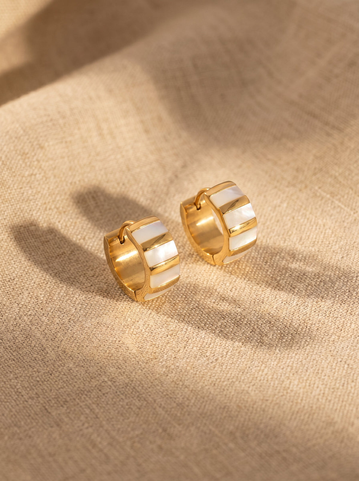 Mini Créoles Alba — Nacre & Or 24k | Univers Solaire