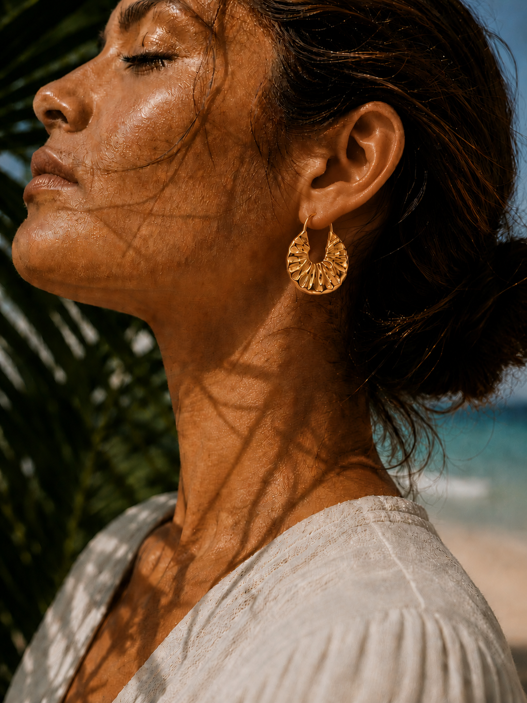 Boucles d'Oreilles Solène | Créoles Froissées Sculptées Dorées – Univers Solaire