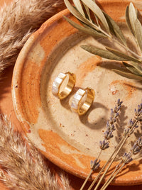 Créoles Alba — Nacre & Or 24k | Univers Solaire