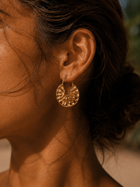 Boucles d'Oreilles Solène | Créoles Froissées Sculptées Dorées – Univers Solaire
