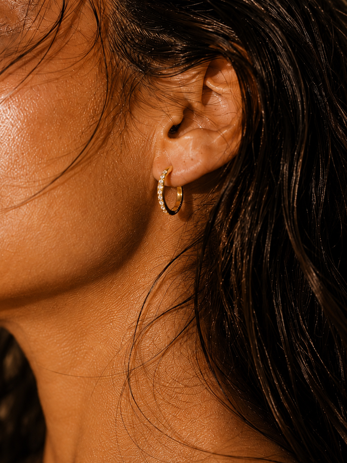 Boucles d’Oreilles CONCORDE | Mini Créoles Pavées Zircon Or 18k – Univers Parisienne Chic