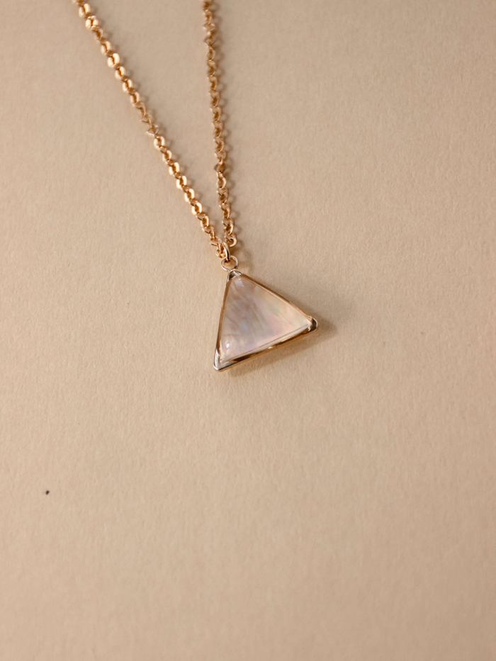 collier pendentif triangle nacre Maely